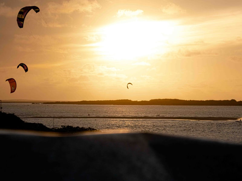 POR DO SOL COM KITESURF NA ÁGUA