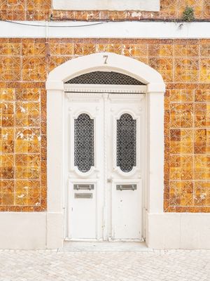 WHITE FRONT DOOR IN CASCAIS
