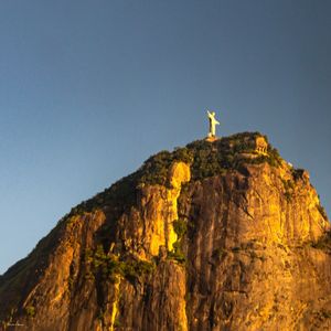 CRISTO REDENTOR EM UM CORCOVADO DOURADO