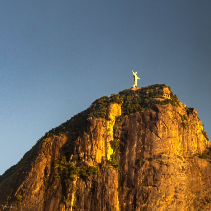 CRISTO REDENTOR EM UM CORCOVADO DOURADO