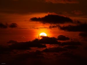 PÔR DO SOL NAS NUVENS