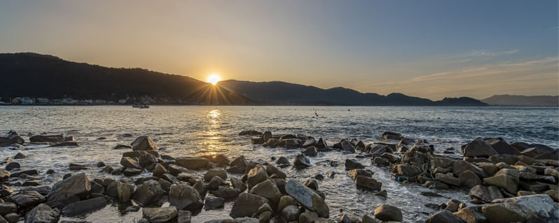 RAIOS DE SOL AO ENTARDECER