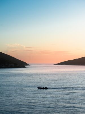 PESCADORES AO NASCER DO SOL NO PONTAL DO ATALAIA