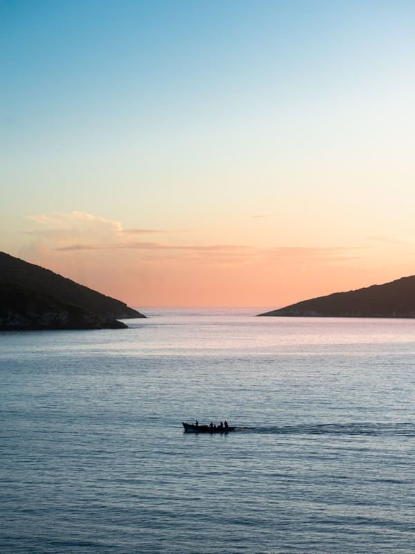 PESCADORES AO NASCER DO SOL NO PONTAL DO ATALAIA