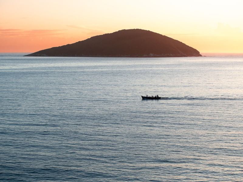 PESCADORES AO NASCER DO SOL NO PONTAL DO ATALAIA - PAISAGEM