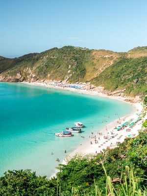 PRAIA CHEIA NO VERÃO DE ARRAIAL DO CABO