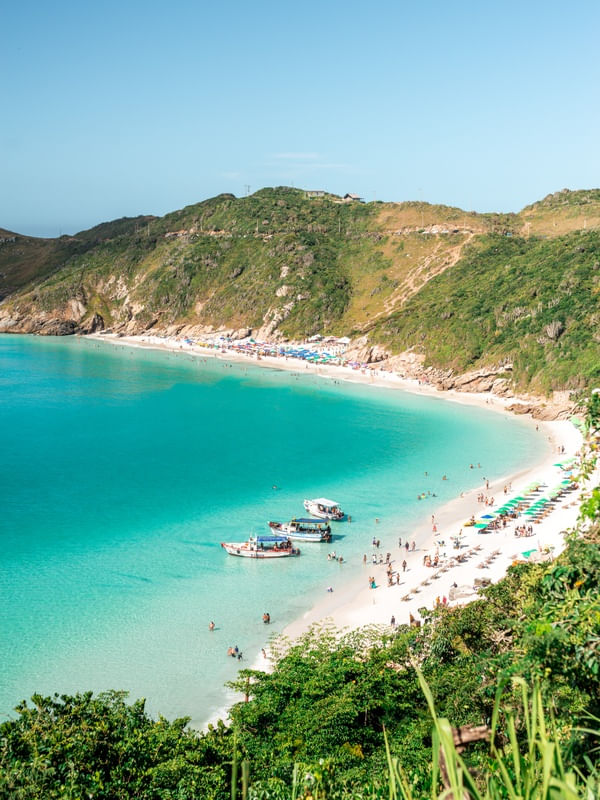PRAIA CHEIA NO VERÃO DE ARRAIAL DO CABO