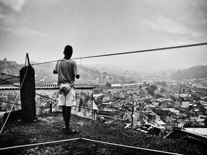 NO ALTO DO MORRO