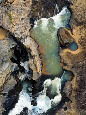 RIO E PEDRAS