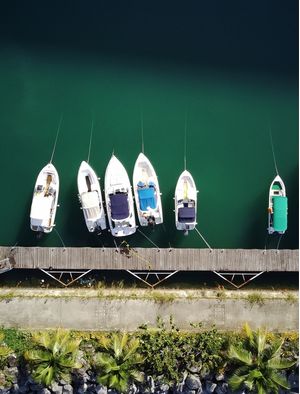 BARCOS BRANCOS ANCORADOS