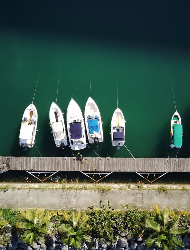 BARCOS BRANCOS ANCORADOS