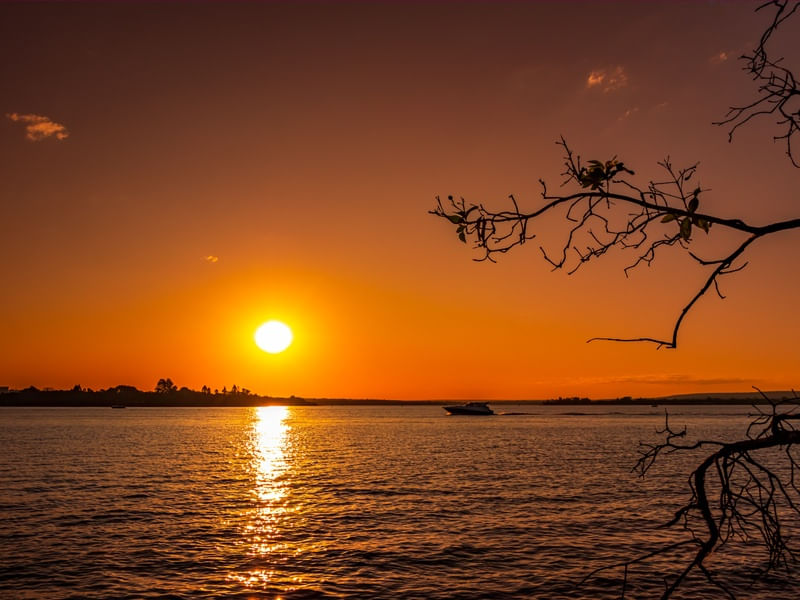 PÔR DO SOL SOBRE O LAGO PARANOÁ EM BRASÍLIA