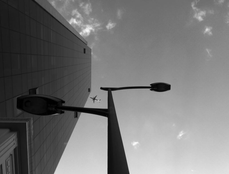 O AVIÃO O PRÉDIO E O POSTE