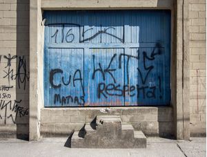 PORTÃO AZUL COM GRAFFITTI