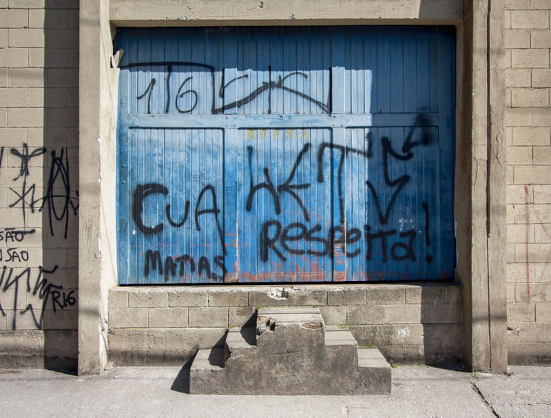 PORTÃO AZUL COM GRAFFITTI