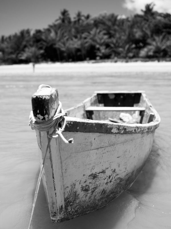 MARINAS BAIANAS BARCO NA PRAIA