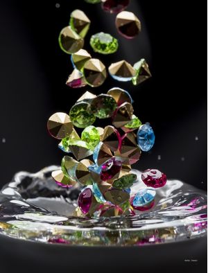 DIAMANTES COLORIDOS CAINDO NA ÁGUA