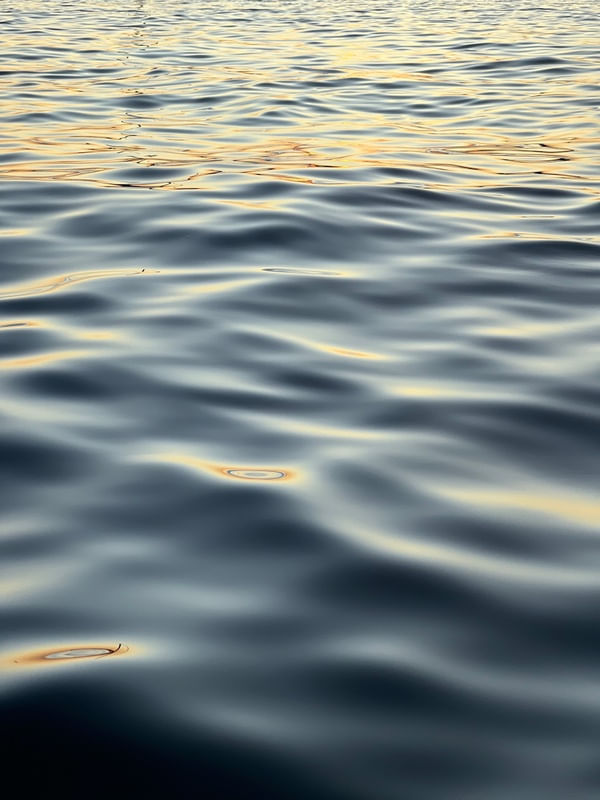 ONDAS AO PÔR DO SOL NO MAR