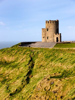 CASTELO IRLANDÊS SOBRE OS CLIFFS OF MOHER 2