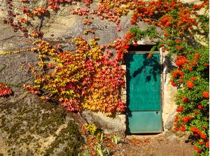 PORTA DE FERRO DE UMA CASA ESCAVADA NA ROCHA EM AUVERS-SUR-OISE
