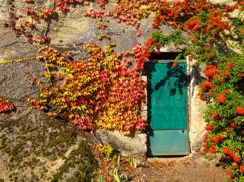 PORTA DE FERRO DE UMA CASA ESCAVADA NA ROCHA EM AUVERS-SUR-OISE