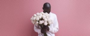 HOMEM COM FLORES 16 BY AI