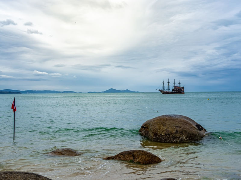 PEDRAS NA PRAIA DE LARANJEIRAS SC 2