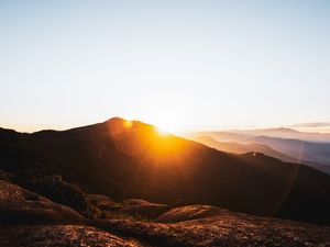 AMANHECER NA MANTIQUEIRA
