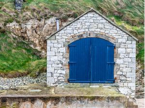 PEQUENA CASA NO PIER DUNQUIN NA IRLANDA DO NORTE