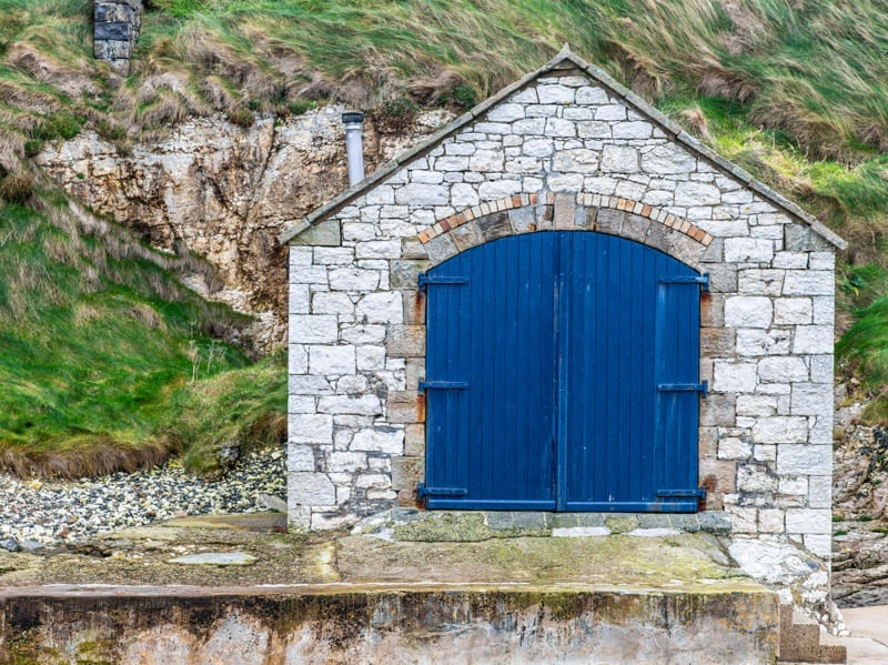 PEQUENA CASA NO PIER DUNQUIN NA IRLANDA DO NORTE