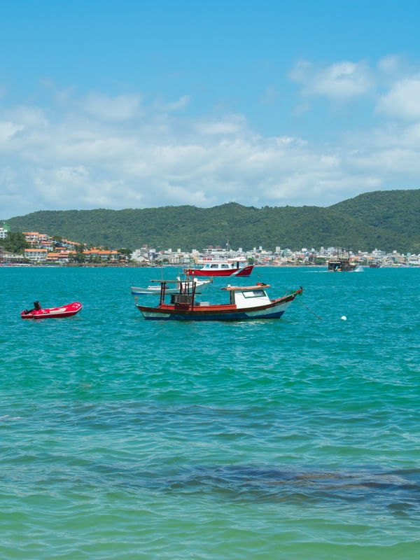 BARCO VERMELHO ANCORADO