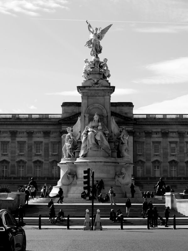 MEMORIAL VITÓRIA - BUCKINGHAM PALACE AO FUNDO - LONDON