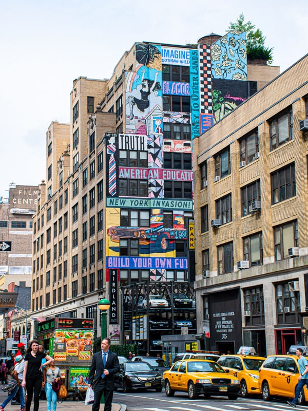 AS RUAS DE NOVA YORK UM TURBILHÃO DE TÁXIS E PESSOAS