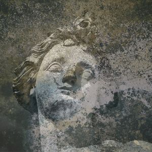 ESTÁTUA SOBREPOSTA