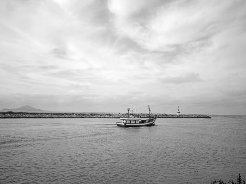 RJ - BARCO SAINDO PARA ALTO MAR