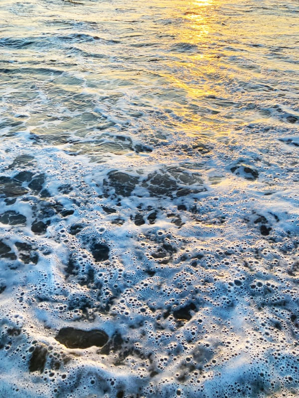 FROTHY TIDE 1 - ONDAS OCEANO BOLHAS MARE COSTEIRO FLUXO FOTOGRAFIA
