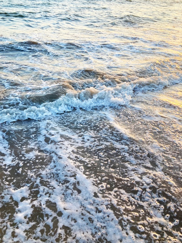 FROTHY TIDE 2 - ONDAS OCEANO BOLHAS MARE COSTEIRO FLUXO FOTOGRAFIA