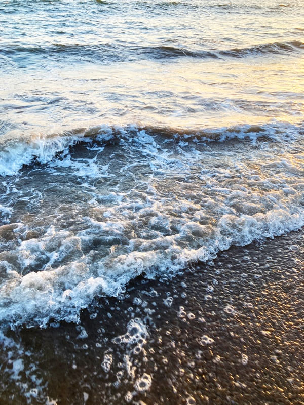 FROTHY TIDE 3 - ONDAS OCEANO BOLHAS MARE COSTEIRO FLUXO FOTOGRAFIA