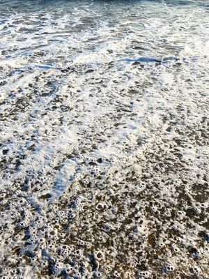 FROTHY TIDE 4 - ONDAS OCEANO BOLHAS MARE COSTEIRO FLUXO FOTOGRAFIA