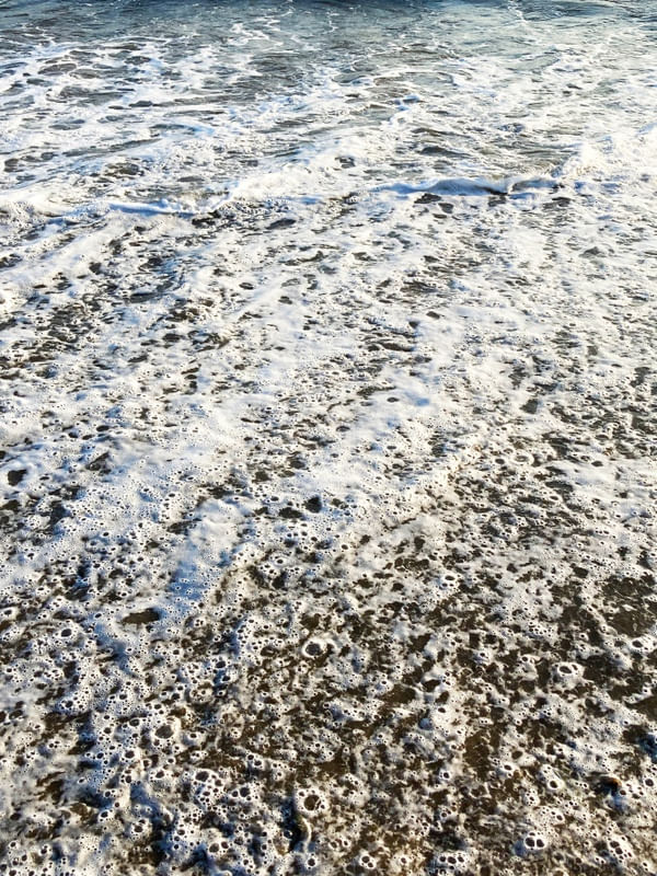 FROTHY TIDE 4 - ONDAS OCEANO BOLHAS MARE COSTEIRO FLUXO FOTOGRAFIA