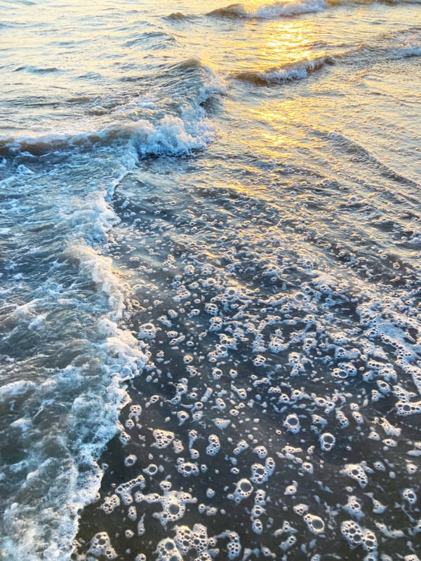FROTHY TIDE 6 - ONDAS OCEANO BOLHAS MARE COSTEIRO FLUXO FOTOGRAFIA