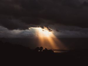 LUZ NO CÉU ESCURO