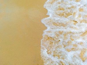 ONDAS DO MAR NA AREIA DA PRAIA