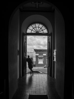 NA PORTA DA IGREJA PB
