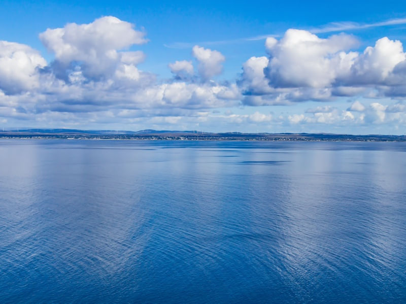BAÍA DE GALWAY COM NUVENS