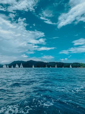COMO UM BARCO QUE SURGE NO HORIZONTE