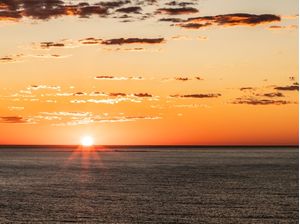 NASCER DO SOL NO OCEANO COM NUVENS 2