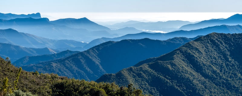 MONTANHAS EM SOMBRAS
