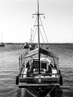 BARCO NA ILHA