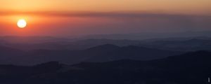 ENTARDECER NAS MONTANHAS